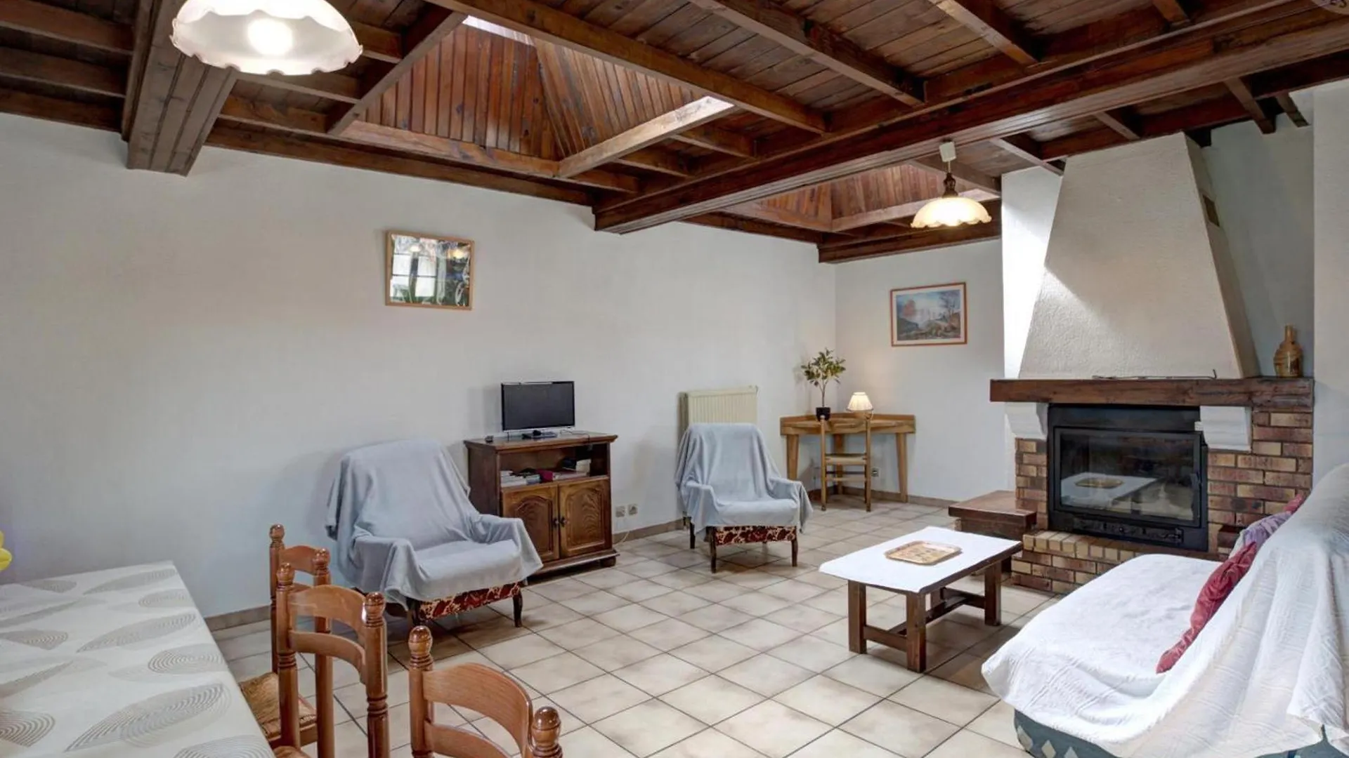 Holiday home Gite Familial Avec Cheminee, Jardin Et Espace Jeux Pres De Chazelles-Sur-Lyon Et St-Galmier - Fr-1-496-281 Saint-Medard-en-Forez