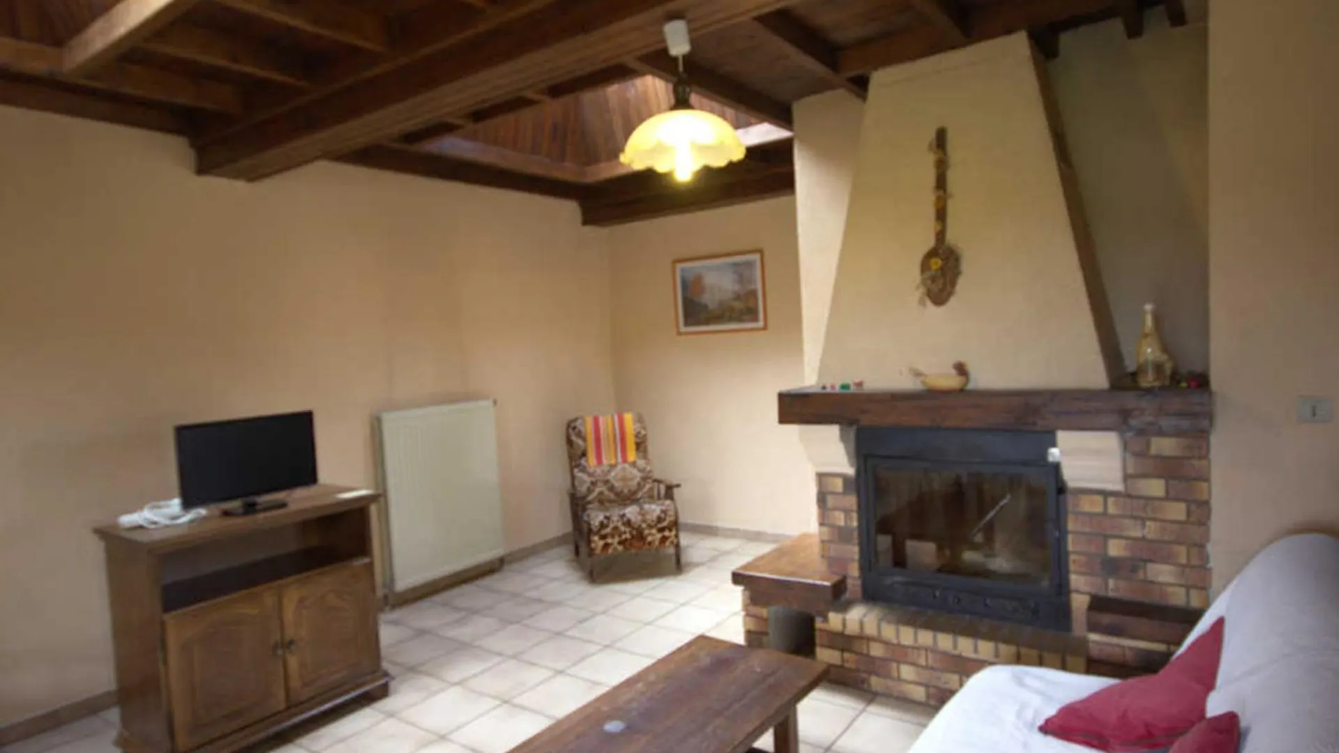 Holiday home Gite Familial Avec Cheminee, Jardin Et Espace Jeux Pres De Chazelles-Sur-Lyon Et St-Galmier - Fr-1-496-281 Saint-Medard-en-Forez